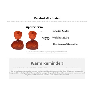 Vue détaillée des boucles d'oreilles géométriques en acrylique à texture marbrée brune