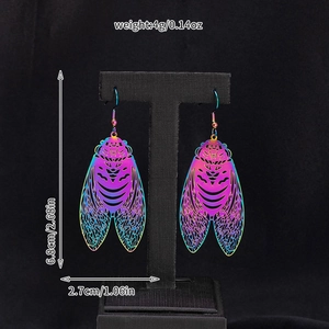 Vista dettagliata di orecchini ad ala di cicala con dimensioni esatte 6,8x2,7 cm
