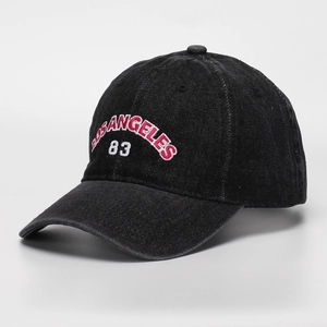 Detail der Los Angeles 83 Bestickung auf einer schwarzen Denim-Baseballkappe mit feinen Nähten
