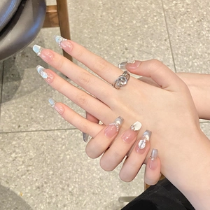 Faux ongles faits main avec effet perle, dégradé bleu glacé et finition œil de chat de luxe