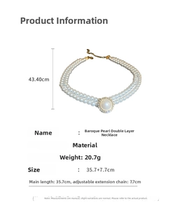 Vue détaillée du collier de perles baroque à deux rangs avec centre en strass et fermoir doré