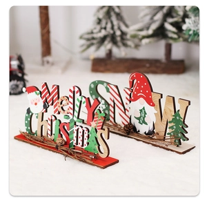Vista dettagliata delle scritte Merry Christmas e SNOW in legno con gnomi sulla neve