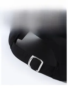 Détail de la boucle métallique réglable sur la casquette de baseball séchage rapide