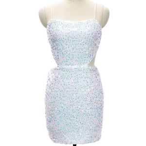 Mini abito bianco con paillettes iridescenti e taglio in vita su manichino