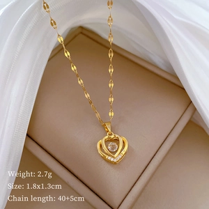 Detail of gold heart pendant with dimensions 1.8x1.3cm and chain length of 40+5cm