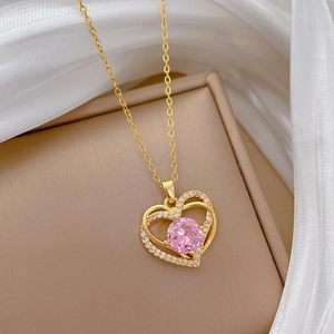 Collier doré luxueux avec pendentif double cœur en zircon rose sur tissu en soie