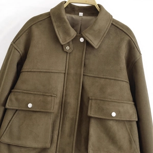 Veste utilitaire en daim marron foncé pour femme avec revers et poches à rabat chic