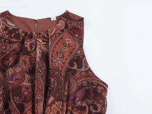 Détail de l'imprimé paisley sur la robe sans manches bohème avec col rond et étiquette taille S