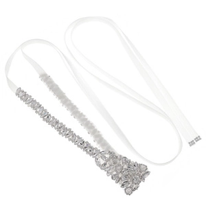Vue détaillée de la ceinture de mariée avec strass en forme de feuille sur ruban de satin