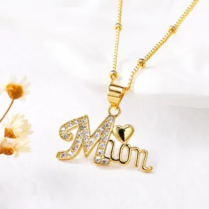 Dettaglio macro della collana con ciondolo a cuore Mom placcata oro e zirconi bianchi