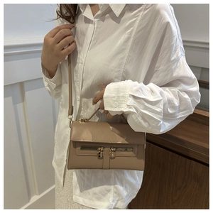 Détail d'un sac à main en cuir PU kaki avec doubles fermetures éclair et cadenas