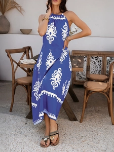 Detail des Bohemian Halfter-Maxikleids mit blau-weißem Blumenmuster für Damen