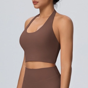 Dettaglio del reggiseno sportivo con scollo all'americana e tessuto traspirante senza cuciture
