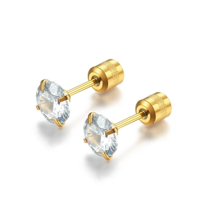 Gros plan de boucles d'oreilles dorées avec oxydes de zirconium et fermoirs texturés