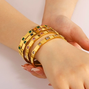 Armreif-Set aus goldfarbenem Titanstahl mit bunten quadratischen Zirkoniasteinen