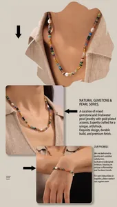Dettaglio del set collana e bracciale bohémien con perle d'acqua dolce e pietre colorate