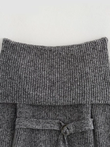 Macro del tessuto in maglia a coste grigio scuro con cintura e fibbia in metallo