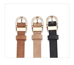 Details von drei PU-Ledergürteln in Braun, Beige und Schwarz mit goldenen D-Schnallen