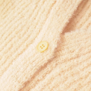 Gilet mode à col en V crème avec maille bouclée texturée et boutonnière détaillée