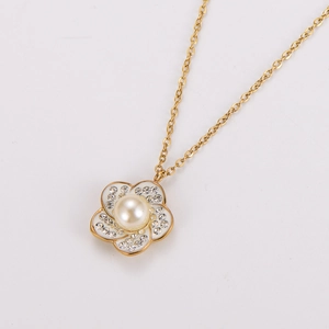 Detailaufnahme der Blumenkette mit weißem Emaille, Perlenmitte und kleinen Diamanten