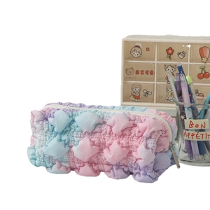 Grote regenboog etui met zachte bubbelstructuur en kleurverloop voor schoolgebruik