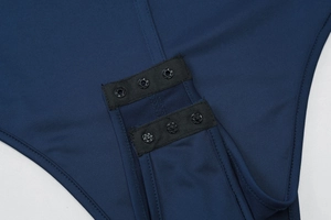 Détail du body bleu marine avec trois boutons-pression noirs fonctionnels sur tissu élastique