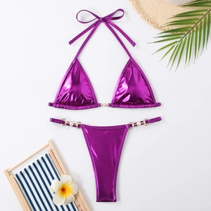 Détail du bikini violet métallisé avec perles blanches et anneaux dorés élégants