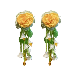 Boucles d'oreilles muguet fait main avec rose en tissu jaune et glands de perles vertes