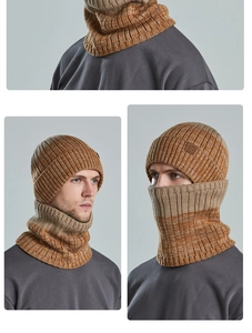 Detail van de gebreide wintermuts en nekwarmer set met bruin kleurverloop textuur