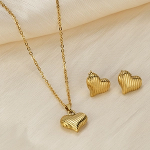 Ribbed Heart Pendant Necklace And Stud Earrings For Women Stainless Steel Gold Plated Textured Heart Fashion Jewelry Set