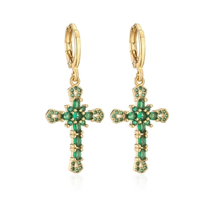 Orecchini a cerchio in rame placcato oro 18K con zirconi verde smeraldo a croce