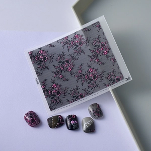Detailansicht der 5D geprägten Nagelaufkleber TS-092 mit schwarzer Spitze und Blumen
