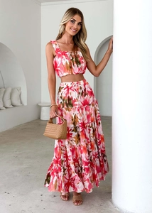 Détail d'un ensemble bohème à fleurs avec jupe longue à volants et crop top