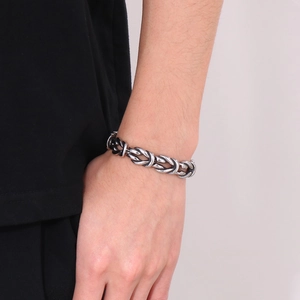 Minimalist stainless steel knot bracelet for men with vintage casting chain links