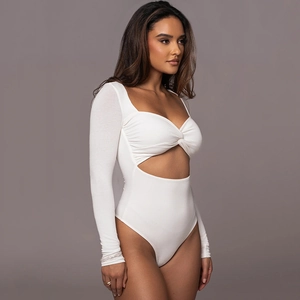 Détails du body blanc à manches longues avec nœud sur le buste et découpe taille