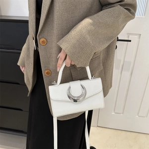 Sac à main blanc en cuir texturé avec boucle en croissant argentée et bandoulière amovible