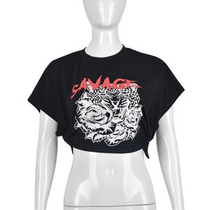 Détail de l'imprimé Savage sur un t-shirt court noir avec motifs léopard et roses