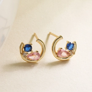 Exquisite 18K vergoldete U-förmige Ohrstecker mit blauen und rosa Edelsteinen