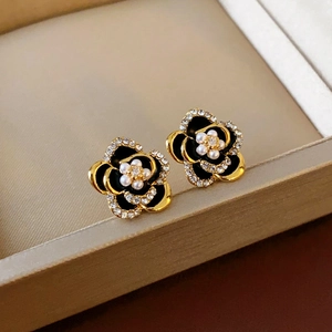 Vue détaillée de boucles d'oreilles fleur avec perles blanches et strass brillants