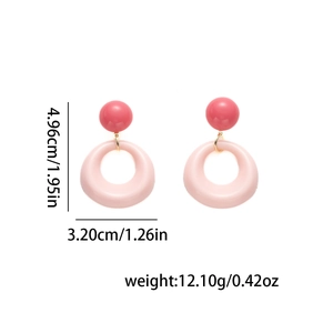 Vue détaillée des boucles d'oreilles en acrylique rose avec dimensions et poids précis