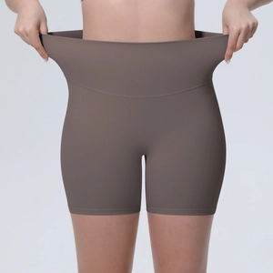 Détail de la taille élastique d'un short de yoga haute pour le contrôle du ventre