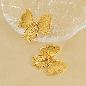 Boucles d'oreilles nœud plaquées or 18 carats avec finition métallique texturée chic