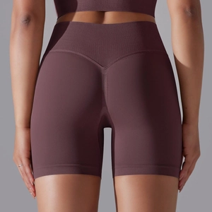 Détail du short de sport sans couture taille haute montrant la couture fessier en V