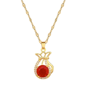 Elegante Halskette mit Geldbeutel-Anhänger, rotem Kristall und Diamanten in Gold