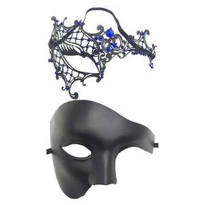 Dettaglio della maschera in metallo nero tagliata al laser con strass blu e mezza maschera