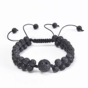 Dettaglio del bracciale a doppia fila in pietra vulcanica nera con cordino regolabile