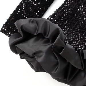 Sexy zwarte bodycon jurk met lovertjes stof en satijnen ruches mouw details
