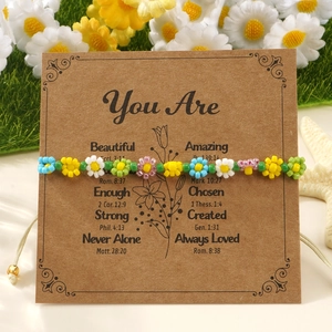 Handgemaakte kleurrijke bloemenarmband van kralen op inspirerende kaart voor een geschenk