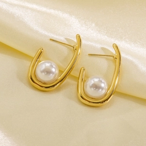 Elegant gold titanium steel U-shaped pearl hoop earrings for women with high-end design