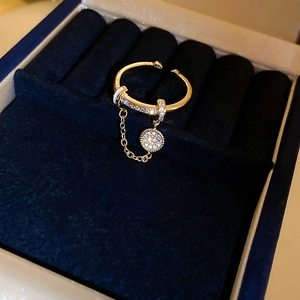 Details des verstellbaren Goldrings mit Zirkonia-Kette und rundem Kristallanhänger in Box